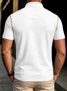 Rückansicht eines weißen, schnelltrocknenden Herren-Polo-Shirts mit braunen Details.