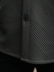 Gros plan sur la texture jacquard lourde d'une veste de sport décontractée gris foncé