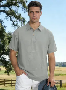 Detailansicht eines grauen Herren-Linden-Poloshirts mit natürlicher Textur und Holzknöpfen.