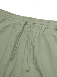 Dettaglio della vita elasticizzata e della coulisse di pantaloni in lino oliva