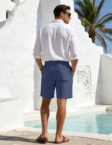 Detailansicht der Rückseite blauer Herren-Leinenshorts an einem mediterranen Pool-Resort