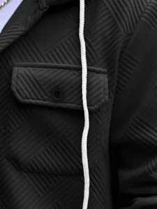 Détail de la veste jacquard noire pour homme montrant la texture du tissu et la poche