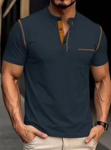 Detailansicht eines atmungsaktiven Herren-Henley-Poloshirts mit Kontrastnähten und Brusttasche