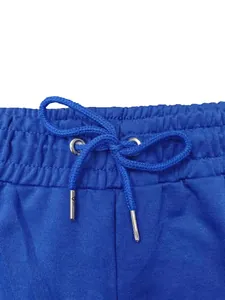 Dettaglio ravvicinato della vita elastica di pantaloni sportivi blu da uomo con coulisse