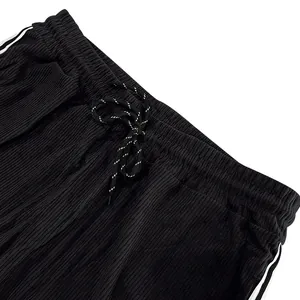 Detailansicht von elastischem Bund und Kordelzug an schwarzer Cordhose