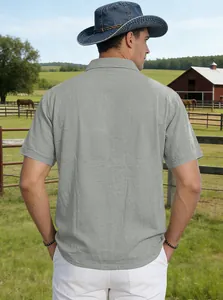 Detaillierte Rückansicht eines grauen Leinen-Poloshirts für Herren auf einer Ranch