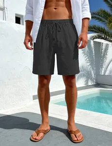 Herren-Leinenshorts in Dunkelgrau mit Kordelzug, kombiniert mit Flip-Flops am Pool