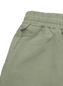 Dettaglio dei pantaloni in misto lino traspirante con vita elastica e tasca.