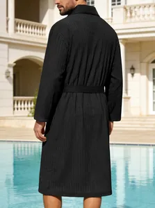 Rückansicht eines schwarzen, gerippten Jacquard-Bademantels für Herren an einem luxuriösen Pool