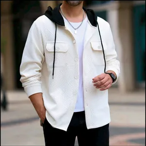 Détail de la veste à capuche jacquard blanc pour hommes montrant la texture du tissu