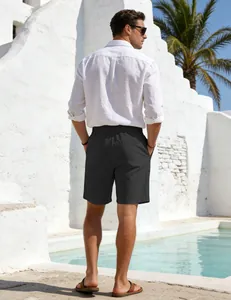 Rückansicht lässiger dunkelgrauer Leinen-Shorts für Herren im mediterranen Stil
