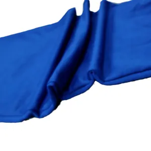 Detailopname van de zachte blauwe stoftextuur van heren sportbroeken voor fitness