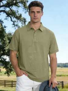 Detailansicht eines grünen Leinen-Poloshirts mit rustikalen Knöpfen im Freien.