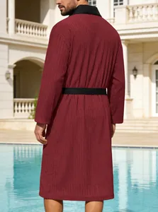 Rückansicht eines luxuriösen, weinroten, gerippten Bademantels für Herren am Pool