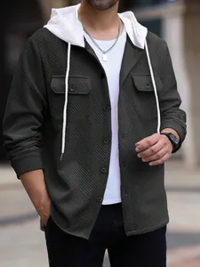 Gros plan sur la veste à capuche en jacquard vert olive pour homme