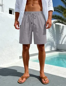 Herren-Shorts aus grauem Leinen mit Kordelzug in sonniger Poolumgebung in der Vollansicht