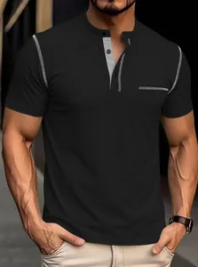 Detailansicht eines Herren Henley-Poloshirts mit Kontrastkragen und Brusttasche