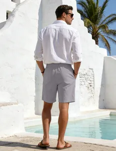 Detailansicht der grauen Leinen-Shorts für Herren mit Kordelzug für den Sommerurlaub