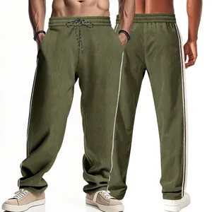 Detailansicht der olivgrünen Cordhose für Herren mit Seitenstreifen und Kordelzug
