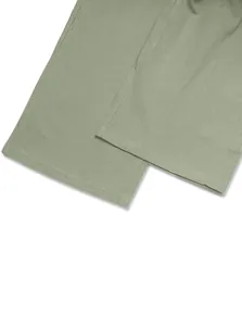 Vista dettagliata del tessuto traspirante in misto lino verde e dell'orlo dei pantaloni uomo