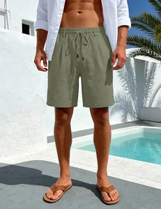 Detailansicht der olivgrünen Herren-Leinenshorts mit Kordelzug für die Freizeit.
