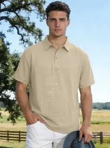 Klassisches beigefarbenes Herren-Leinen-Poloshirt mit atmungsaktiver Textur im Freien
