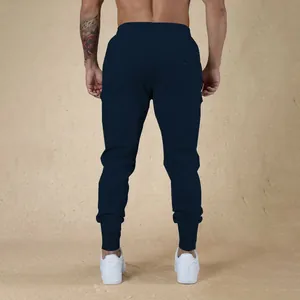 Vista posteriore dei pantaloni sportivi blu scuro da uomo con vestibilità aderente
