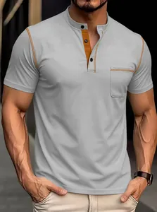 Detail des grauen Henley-Poloshirts für Herren mit braunen Kontrastnähten und Tasche.
