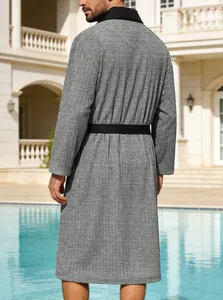 Rückansicht eines langen grauen Jacquard-Bademantels für Herren mit schwarzem Gürtel