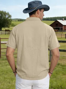 Detaillierte Rückansicht eines khakifarbenen Leinen-Poloshirts für Herren im Freien