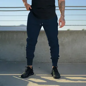 Pantaloni sportivi slim fit da uomo blu navy con coulisse in vita e polsini alle caviglie.
