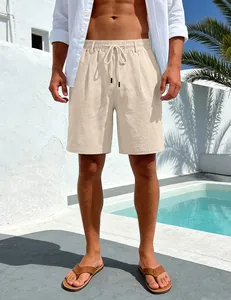 Detailansicht der beigen Leinen-Shorts für Herren mit Kordelzug am Pool