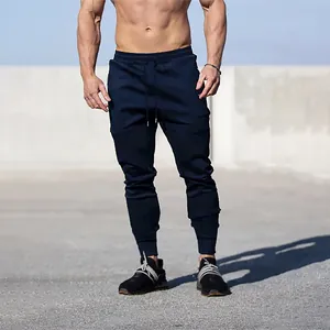 Dettaglio ravvicinato di jogger slim-fit blu navy per fitness maschile e corsa