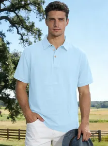 Nahaufnahme eines hellblauen Leinen-Poloshirts für Herren für den sommerlichen Freizeitlook