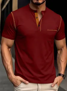 Nahaufnahme eines weinroten schnelltrocknenden Henley-Poloshirts für Herren mit Nähten