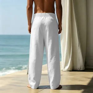 Dettaglio della vista posteriore dei pantaloni in lino bianco traspiranti da uomo