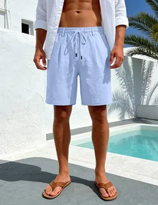 Hellblaue Herren-Leinenshorts mit Kordelzug, getragen am Pool in lässiger Atmosphäre