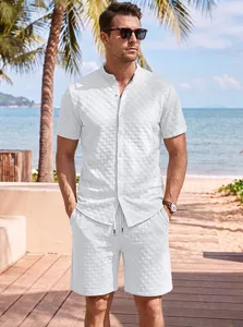Primo piano del set estivo da uomo con camicia a maniche corte e pantaloncini in nido d'ape
