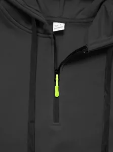Gedetailleerd macro-aanzicht van een fleece hoodie voor heren met neon groene rits