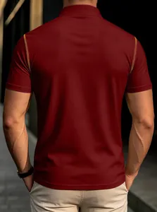Rückansicht eines bordeauxroten Herren-Henley-Poloshirts mit gelben Kontrastnähten
