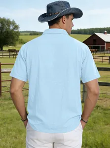 Rückansicht eines hellblauen Leinen-Poloshirts für Herren auf einer ländlichen Außenfarm