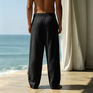 Vista posteriore di pantaloni larghi neri in misto lino da uomo, vestibilità ampia e fresca