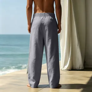 Vista posteriore di pantaloni casual da uomo in misto lino in un rilassante contesto balneare