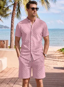 Completo estivo da uomo in maglia a nido d'ape rosa con camicia a maniche corte e shorts