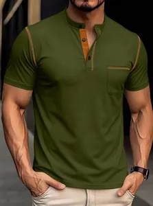 Detail eines olivgrünen Herren-Henley-Poloshirts mit Kontrastnähten und Tasche