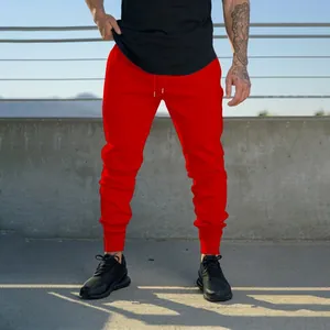 Vista dettagliata dei pantaloni sportivi rossi slim fit da uomo per il fitness e la corsa.