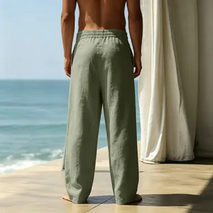 Vista posteriore di pantaloni larghi da uomo in misto lino per le vacanze