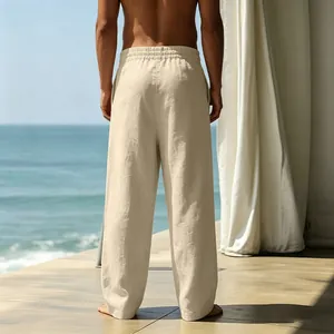 Vista posteriore di pantaloni da uomo in lino beige a gamba larga per vacanze estive
