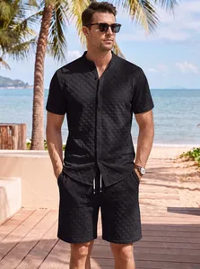Vista dettagliata della trama waffle nera sulla camicia e sui pantaloncini uomo