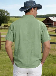Detailansicht der Rückseite eines lindgrünen Herren-Polo-Shirts aus Leinen auf einer Ranch